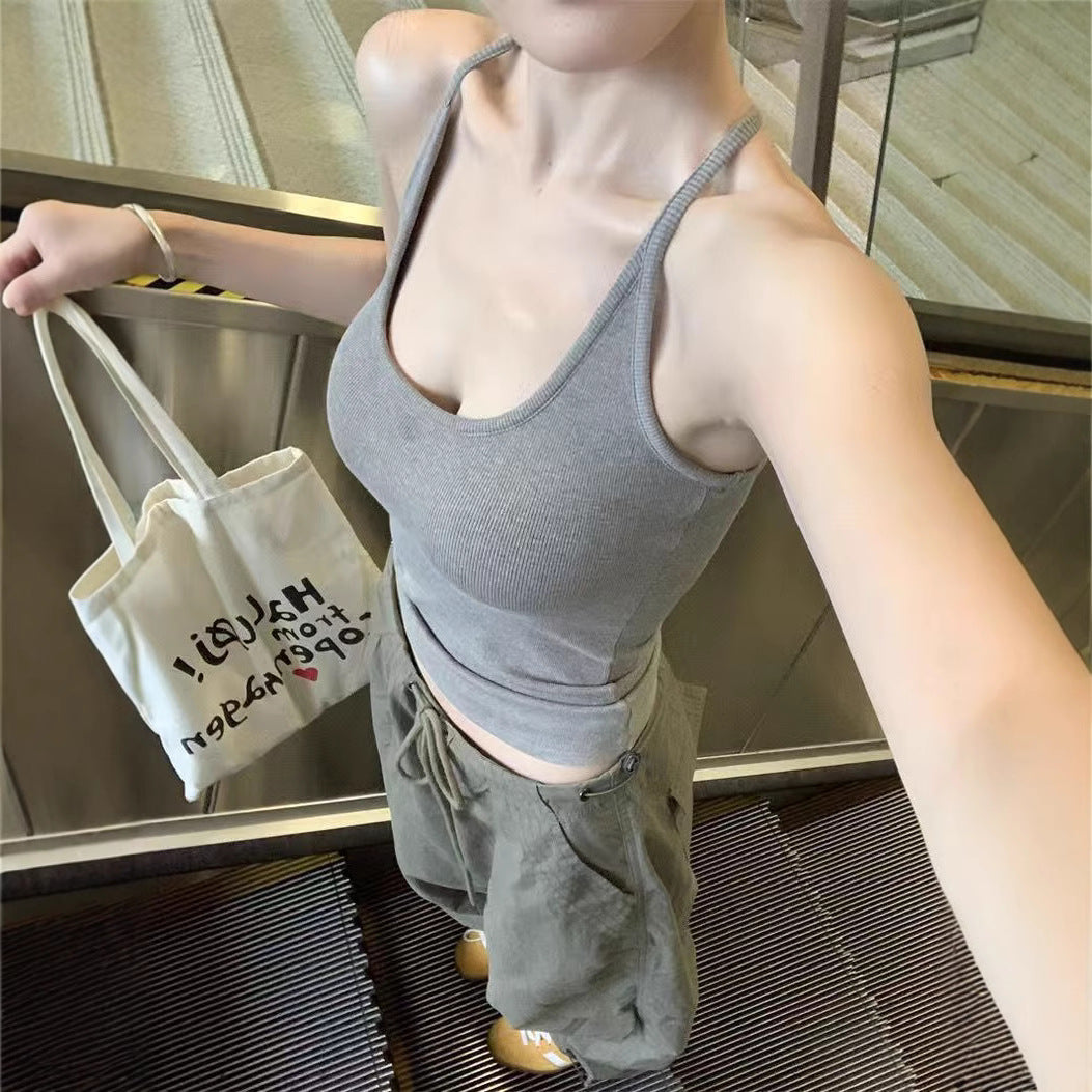 The new halterneck covers the breasts, the chest pad, the camisole is worn by the women's summer outside, the bottom is slim and the waist is beautiful