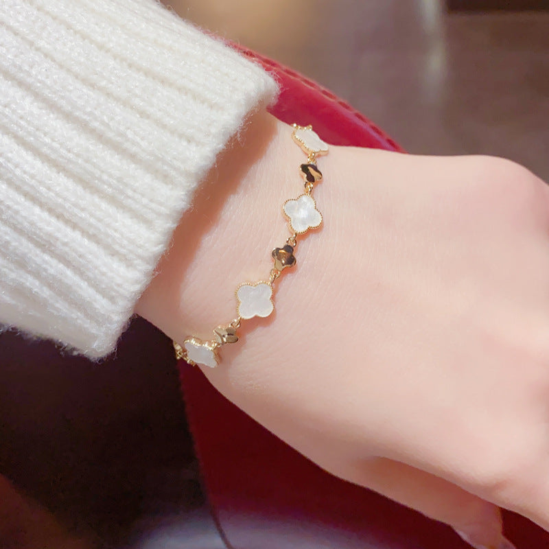 Japanese and Korean fashion temperament, light luxury, four-leaf flower bracelets, female Internet celebrities, versatile personality, small fresh hand jewelry, one piece of hair