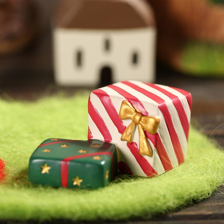 Christmas decorations, scene displays, shops, shopfronts, window ornaments, Christmas trees, tabletop ornaments, props