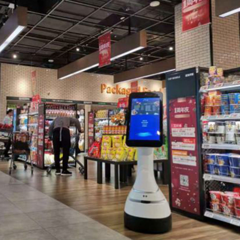 The hotel restaurant takes the initiative to welcome and receive guests, advertises and promotes intelligent service robots to lead the visit, and intelligent welcome