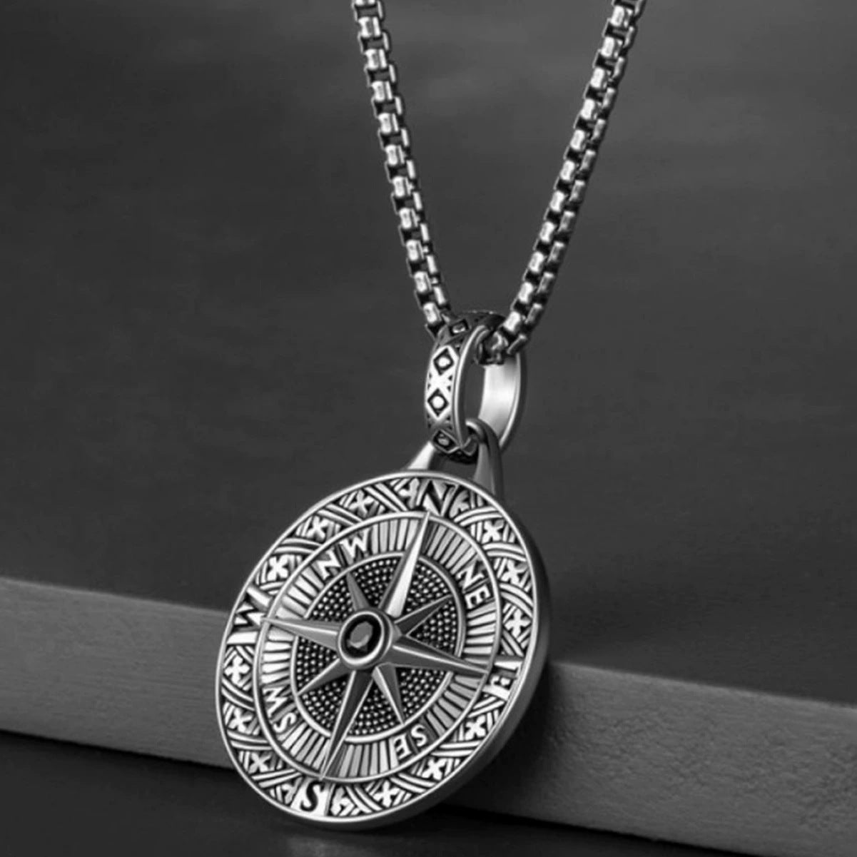 Cross-border new vintage compass pointer pendant pendant summer men hip hop long sweater chain necklace wholesale
