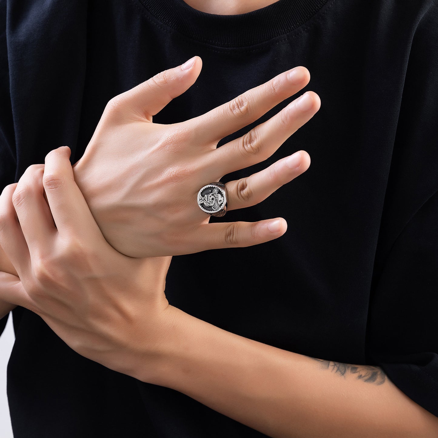Cross-border jewelry wholesale European and American personality pipe skull titanium steel ring retro punk men's stainless steel ring