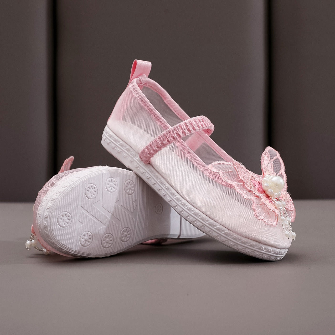 Children's shoes: Hanfu embroidered shoes, girls' mesh yarn, ethnic style, ancient costume embroidery, small butterfly shoes, children's dance shoes