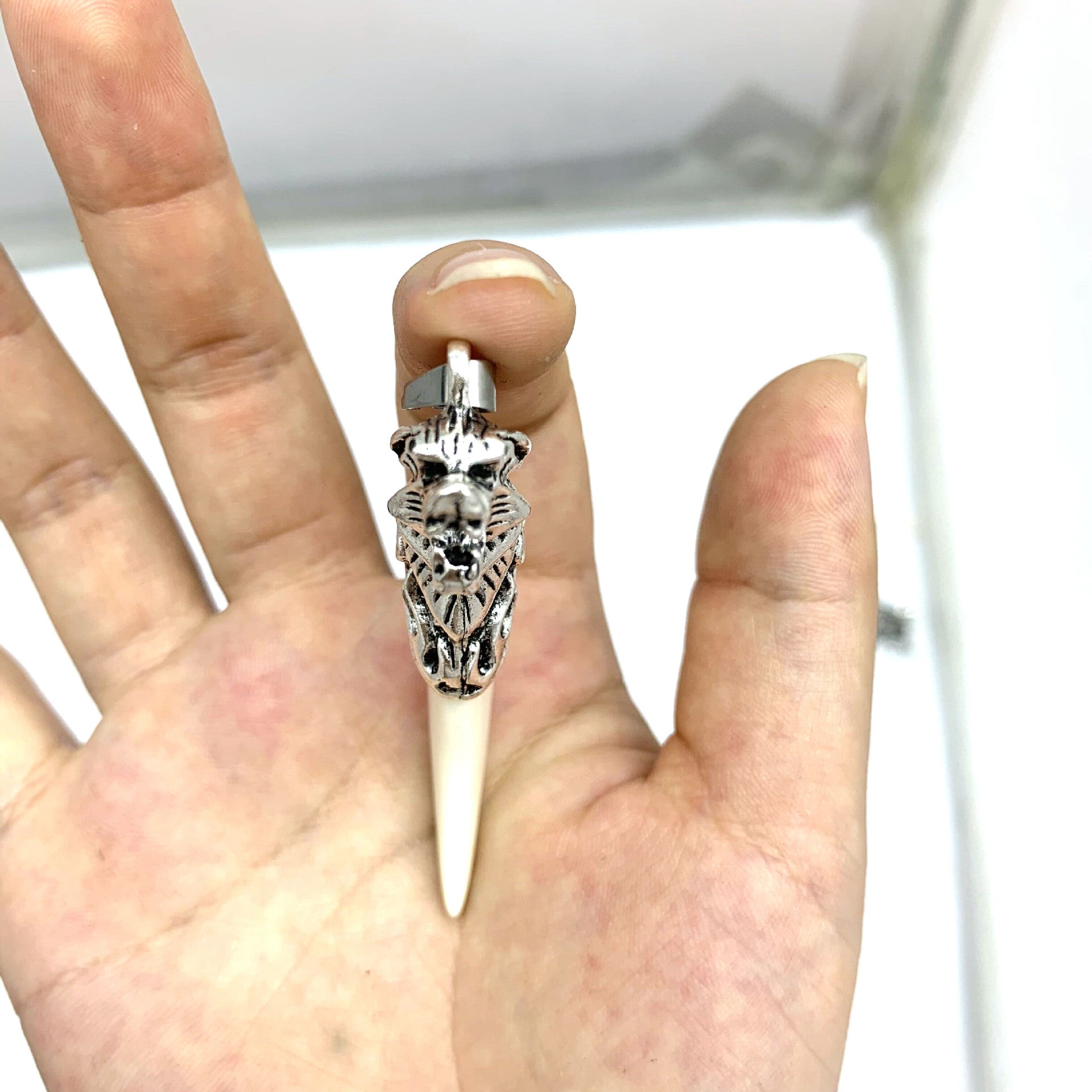 Inner Mongolia wolf tooth resin pendant men's necklace domineering hipster personality Inner Mongolia Tibetan mastiff tooth shape male and female pendants