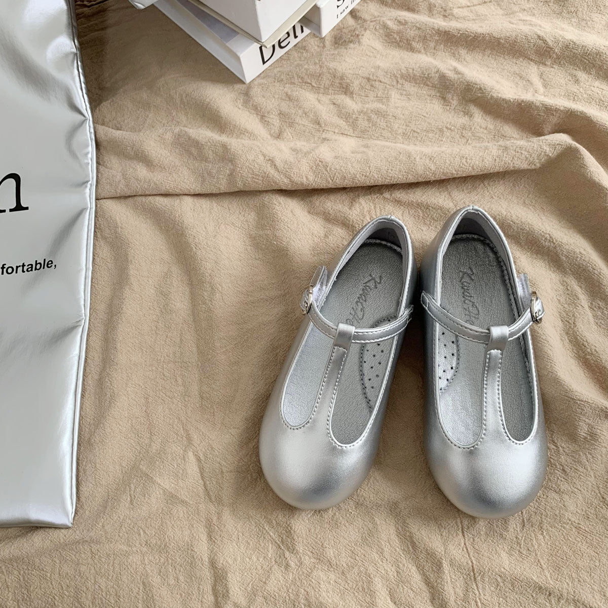 Korean children's shoes are niche foreign soft-soled leather shoes, shallow and versatile, retro princess shoes, flat soles, solid color girls' single shoes, trendy
