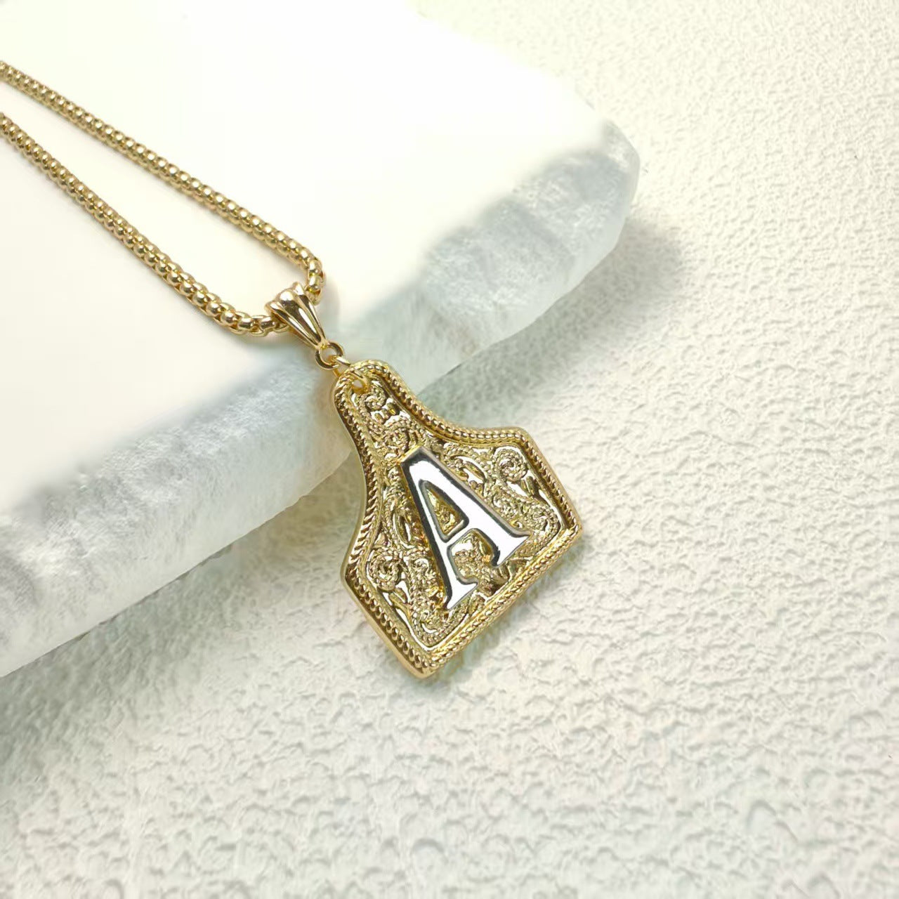 Cross-border new fashion light luxury 26 initials Western denim necklace copper plated real gold color preservation retro high-end jewelry