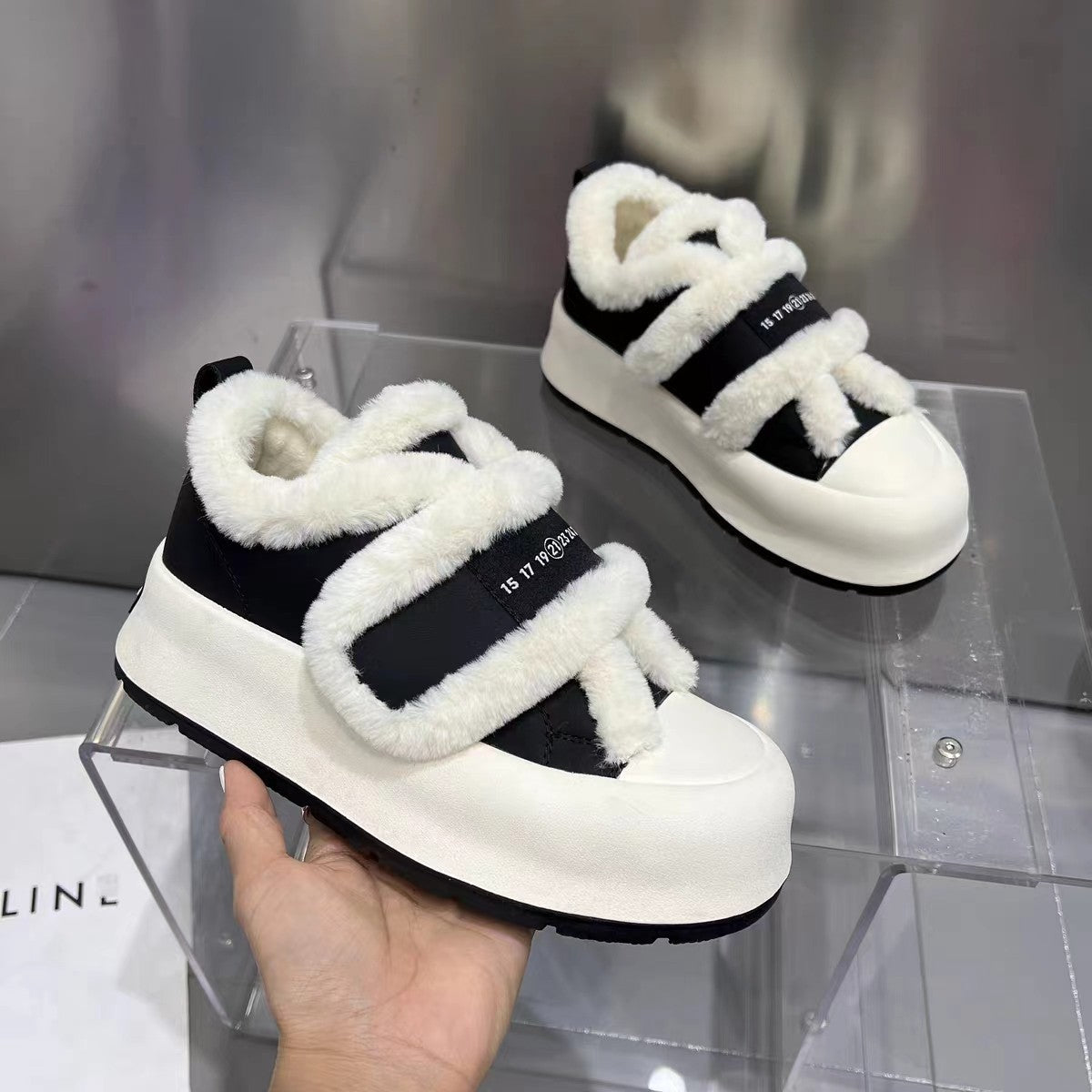 Thick-soled Velcro wool bread white shoes women's winter fleece warmth 2025 new popular board shoes cotton shoes