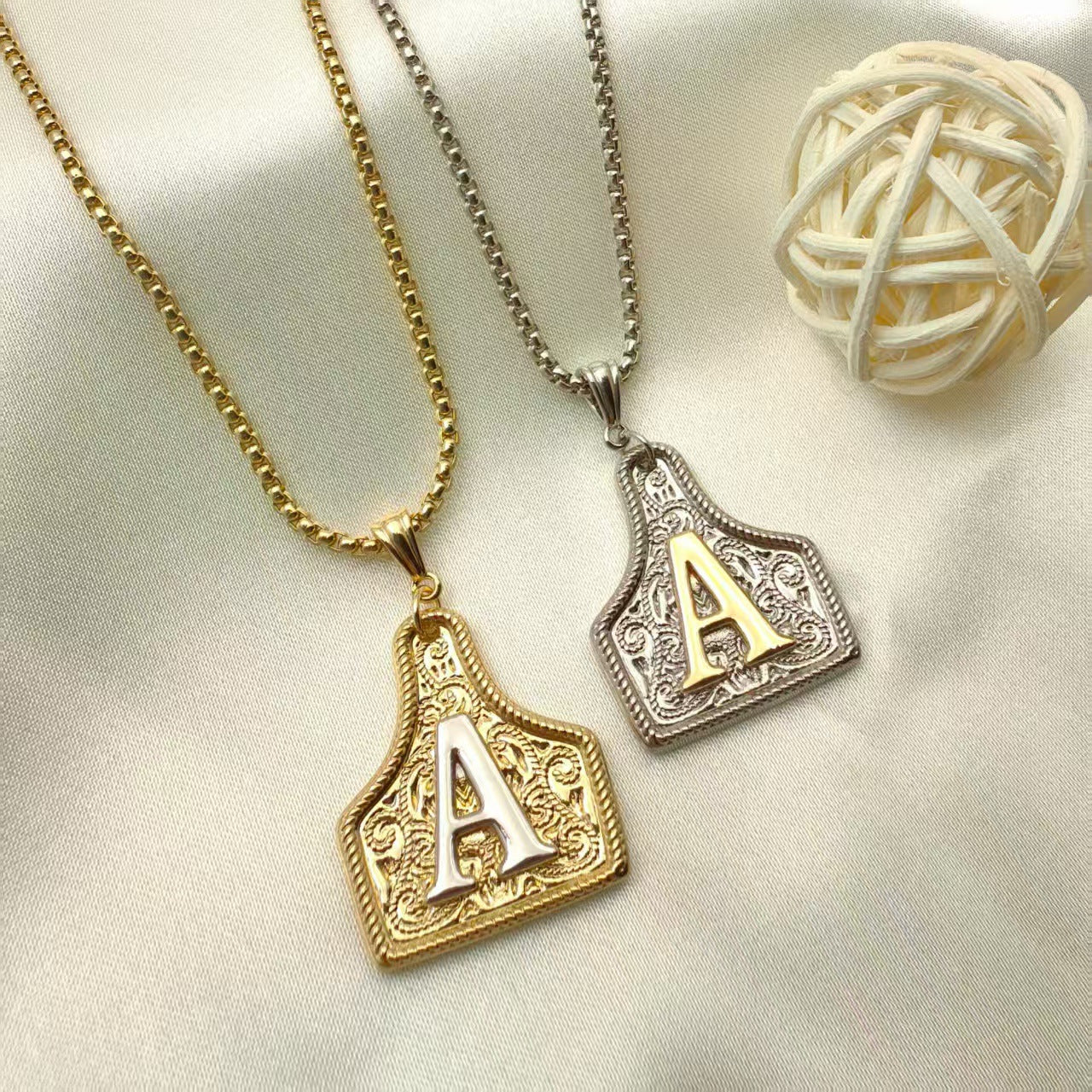 Cross-border new fashion light luxury 26 initials Western denim necklace copper plated real gold color preservation retro high-end jewelry