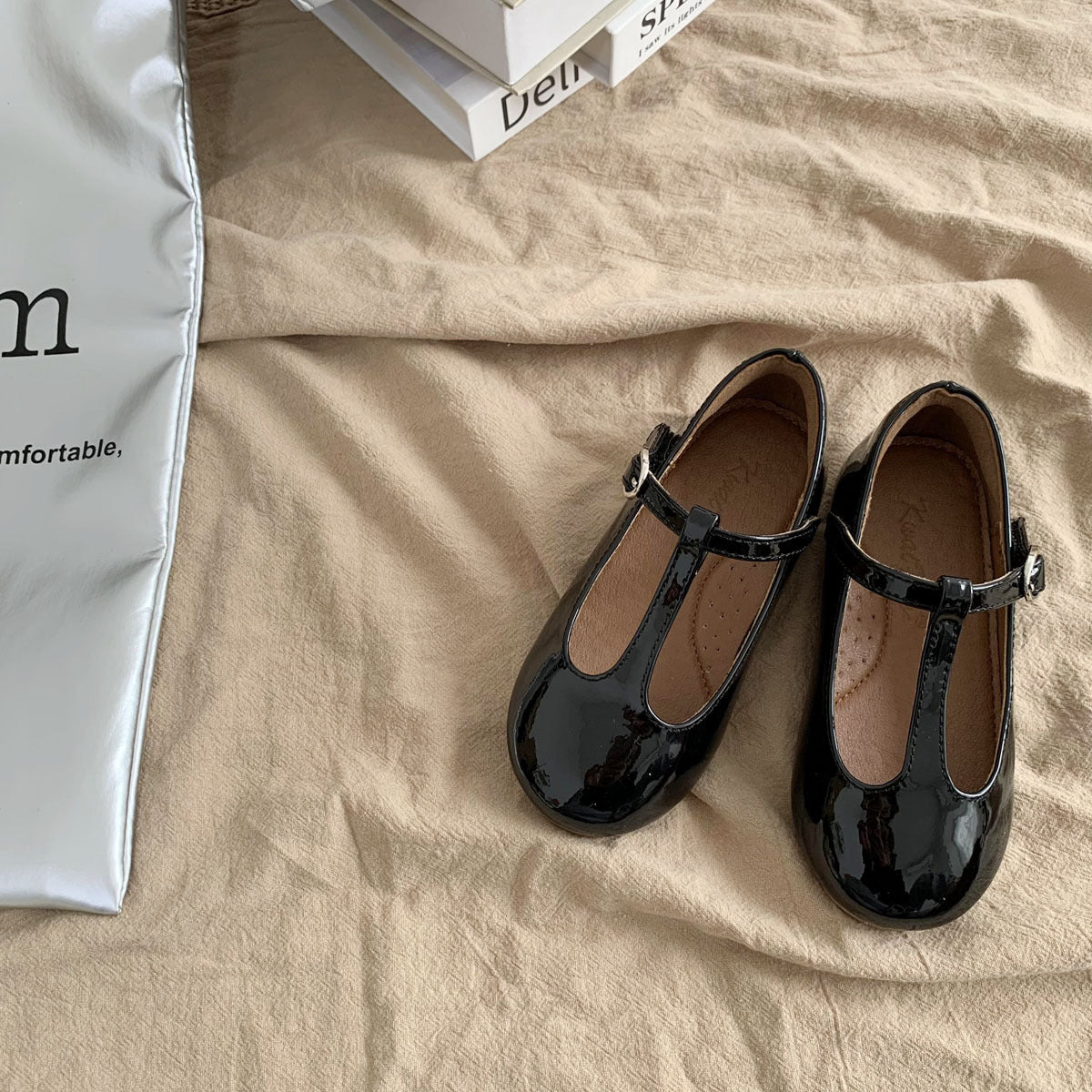 Korean children's shoes are niche foreign soft-soled leather shoes, shallow and versatile, retro princess shoes, flat soles, solid color girls' single shoes, trendy
