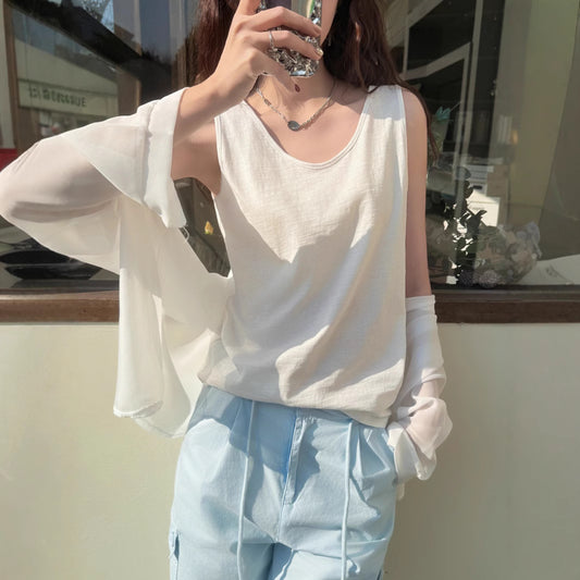 In spring and summer, it is versatile, loose and lazy, and can be worn with a small camisole, and a sleeveless top can be worn over women's underwear