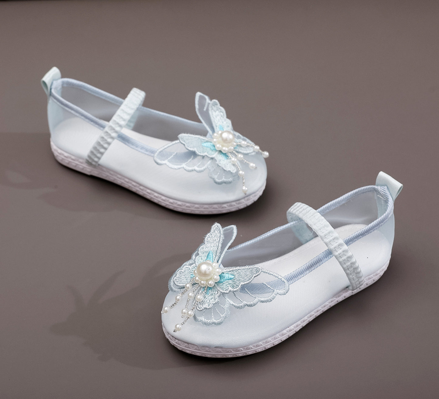 Children's shoes: Hanfu embroidered shoes, girls' mesh yarn, ethnic style, ancient costume embroidery, small butterfly shoes, children's dance shoes