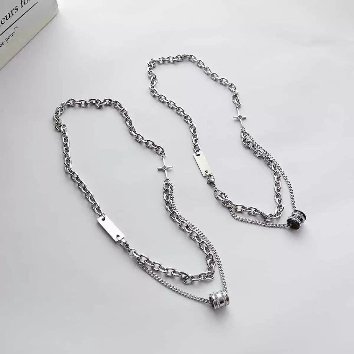The new double-layered diamond-encrusted beaded titanium steel necklace men's hip-hop trendy high-end collarbone chain is a versatile decoration