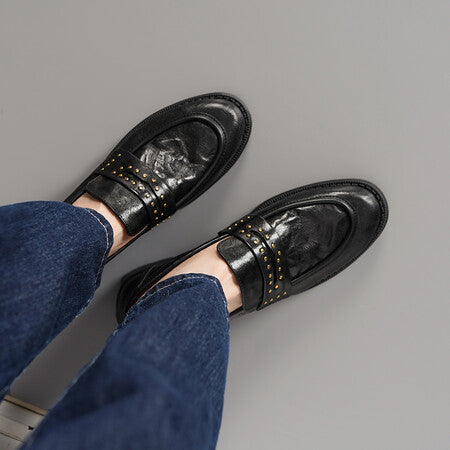 Sheepskin pleats vintage round toe rivets mid-heel commuter black work shoes with a kick of small leather shoes and thick heels women's singles shoes