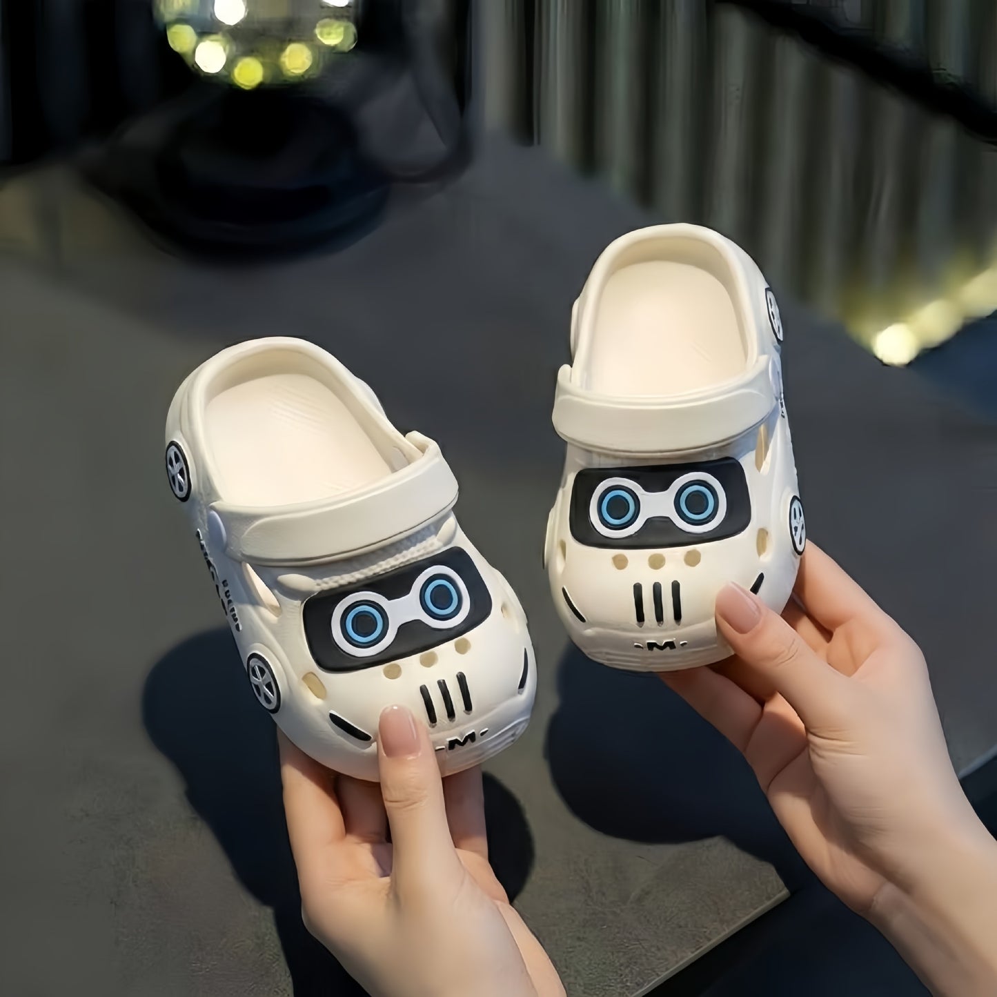 Children's slippers summer cartoon boys and girls non-slip soft soles indoor and outdoor car babies baotou hole cool slippers