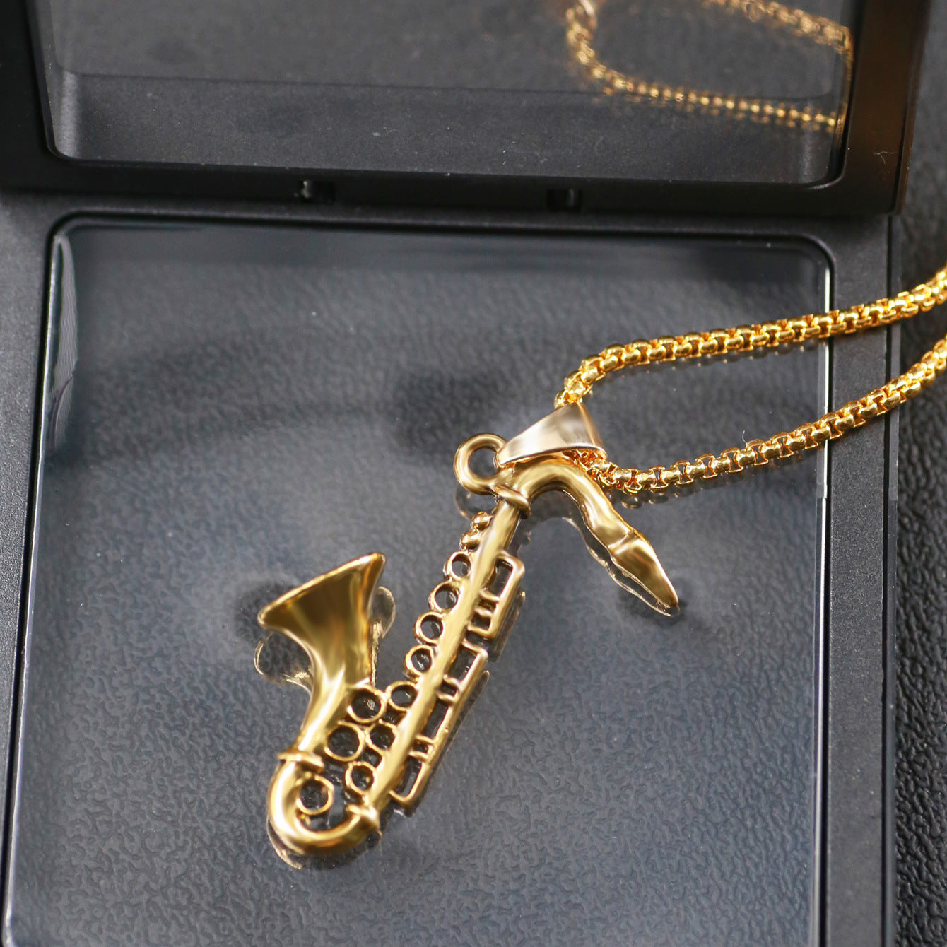 Hip-hop musical instrument saxophone pendant necklace cross-border explosive men's fashion personality necklace sweatshirt chain