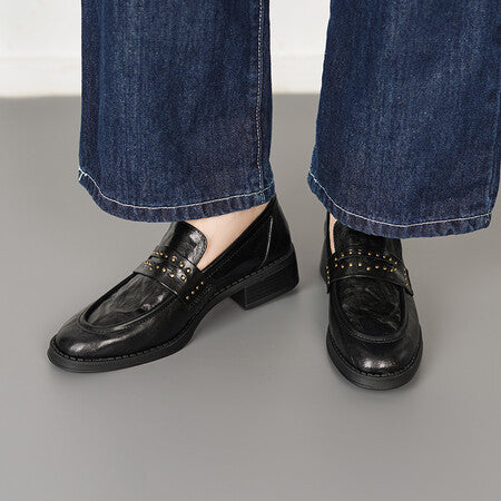 Sheepskin pleats vintage round toe rivets mid-heel commuter black work shoes with a kick of small leather shoes and thick heels women's singles shoes