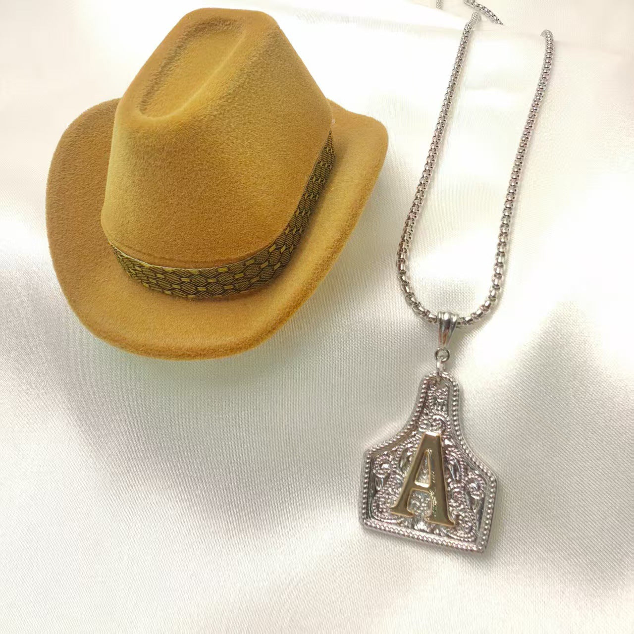 Cross-border new fashion light luxury 26 initials Western denim necklace copper plated real gold color preservation retro high-end jewelry