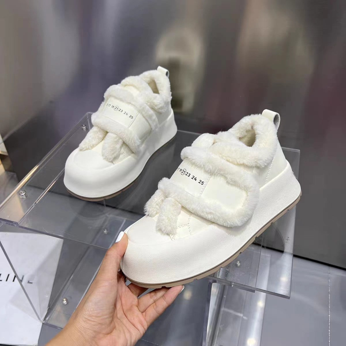 Thick-soled Velcro wool bread white shoes women's winter fleece warmth 2025 new popular board shoes cotton shoes