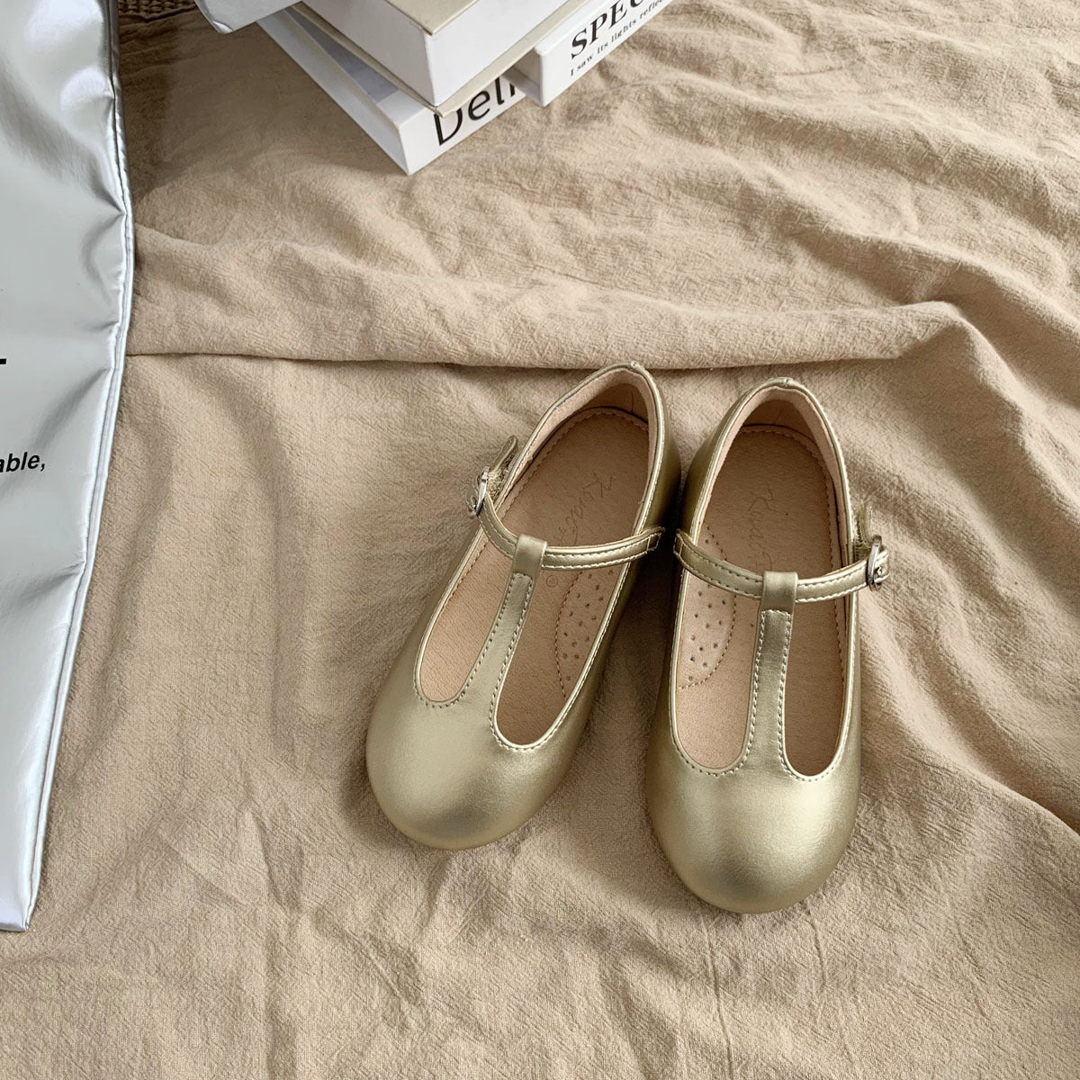 Korean children's shoes are niche foreign soft-soled leather shoes, shallow and versatile, retro princess shoes, flat soles, solid color girls' single shoes, trendy