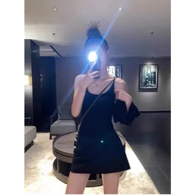 The new halterneck covers the breasts, the chest pad, the camisole is worn by the women's summer outside, the bottom is slim and the waist is beautiful