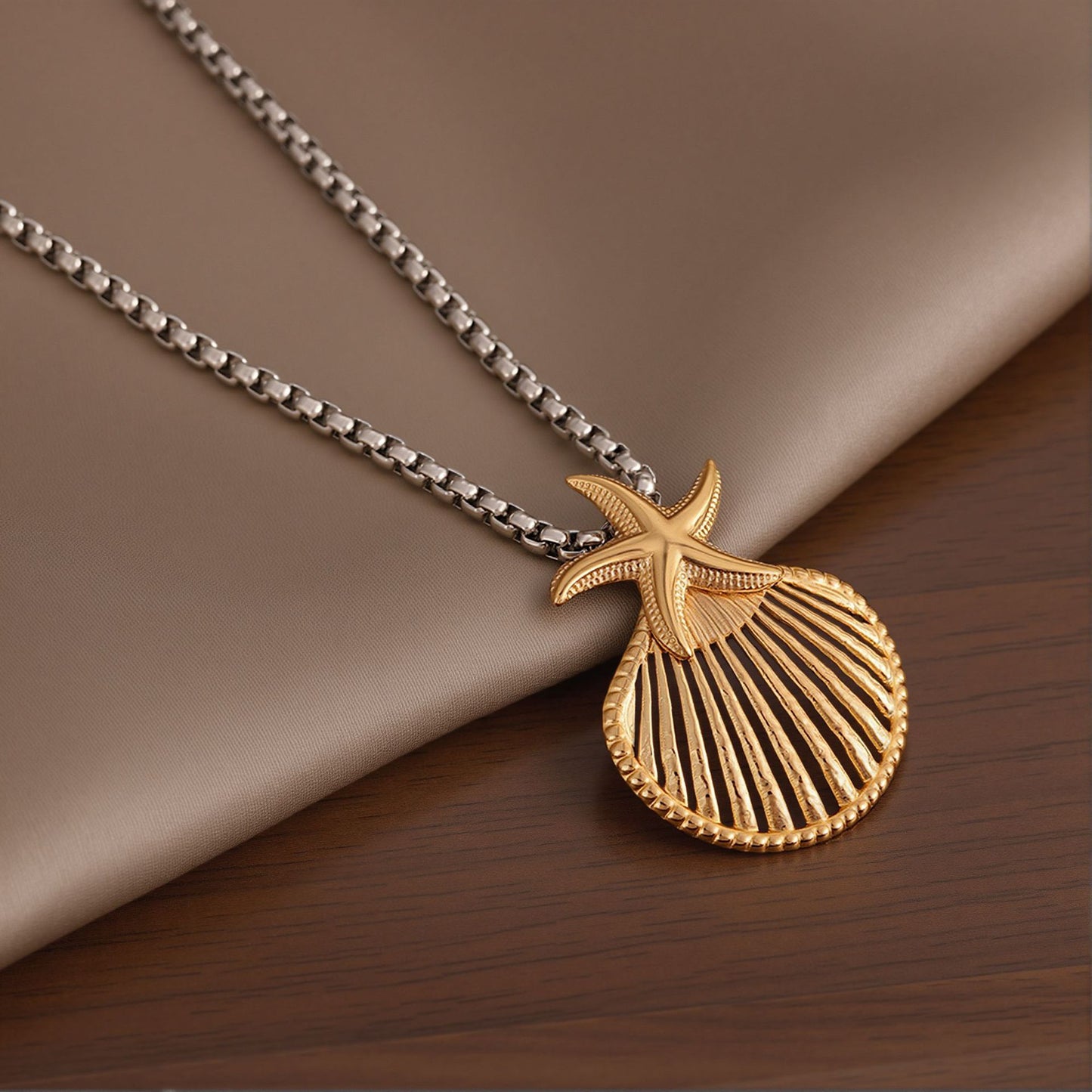 European and American ins light luxury style personality carabiner necklace 18k gold-plated stainless steel box chain necklace female and male hypoallergenic