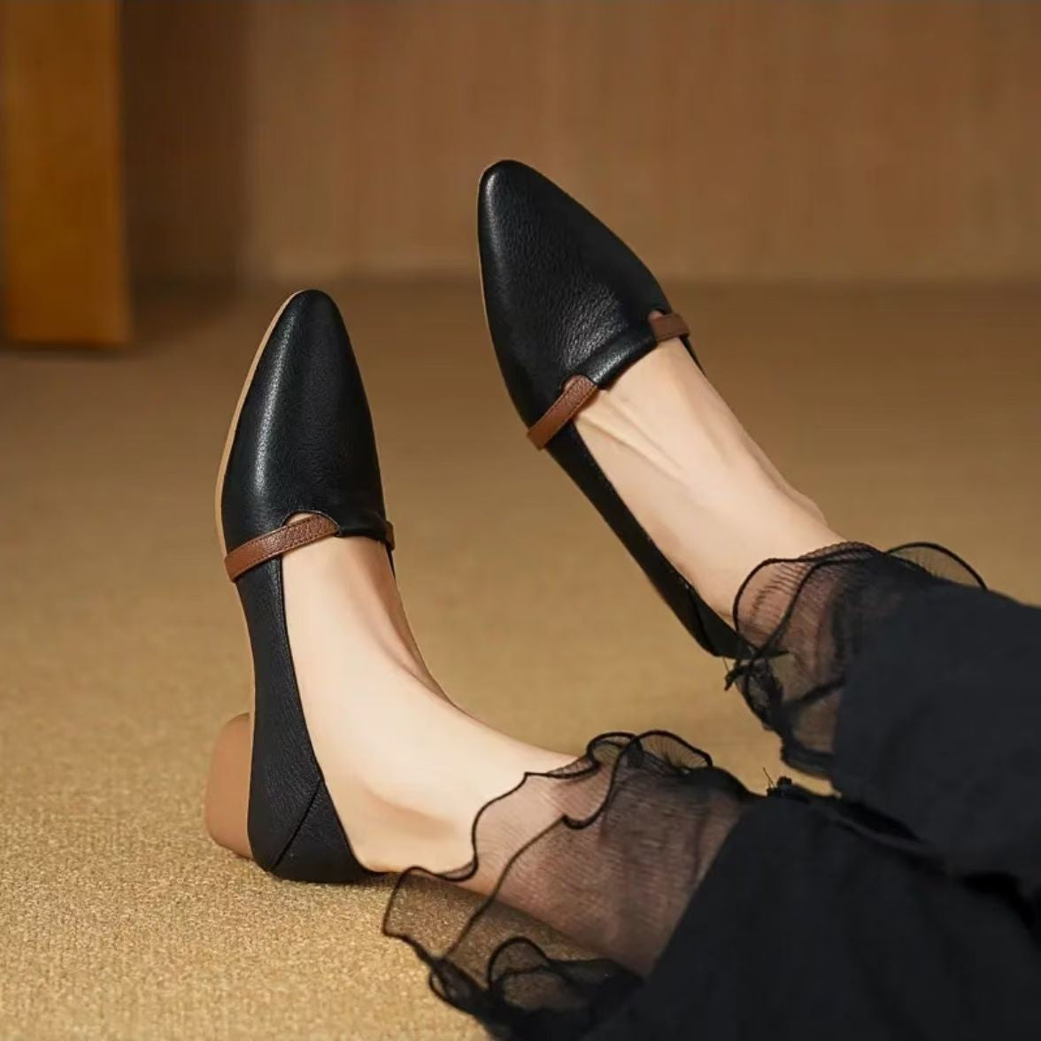 Single shoe women's new fall 2024 comfortable and versatile thick heel soft leather soft sole is not tiring to the feet, and the pointed low-heeled shoes are not tiring