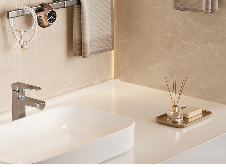 Suction cups, towel bars, toilets, bathrooms, bath towel holders, non-perforated towel racks, bathroom shelves