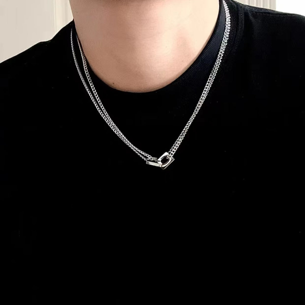 Tan Jianci has the same minimalist square ring interlocking double-layer necklace for men and women, trendy versatility, high-end collarbone chain for men