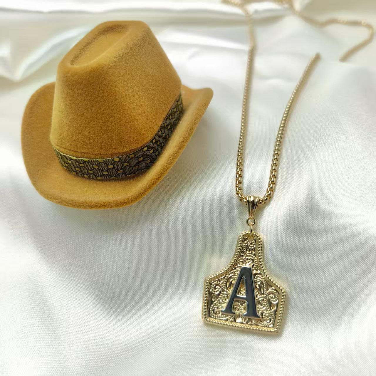 Cross-border new fashion light luxury 26 initials Western denim necklace copper plated real gold color preservation retro high-end jewelry