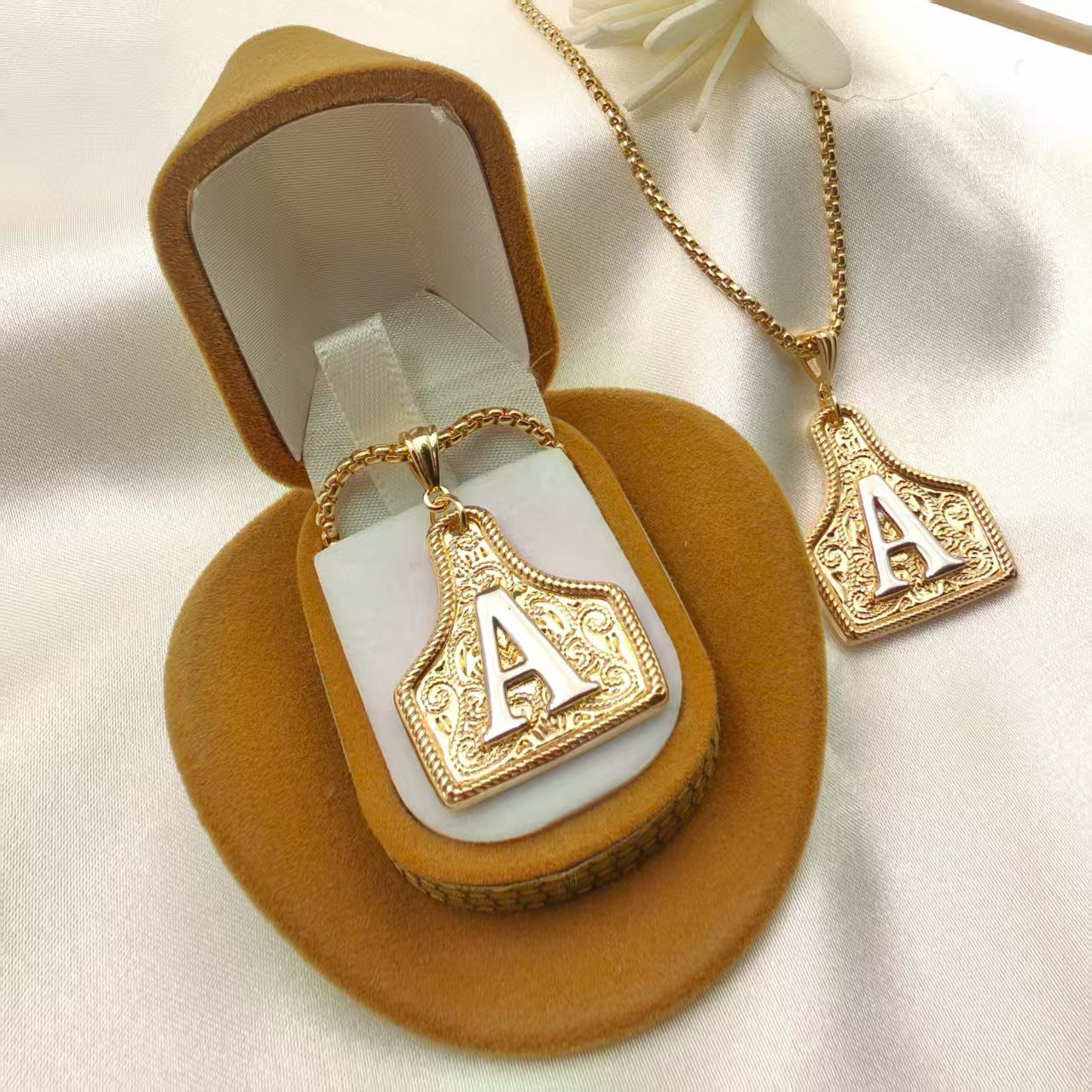 Cross-border new fashion light luxury 26 initials Western denim necklace copper plated real gold color preservation retro high-end jewelry