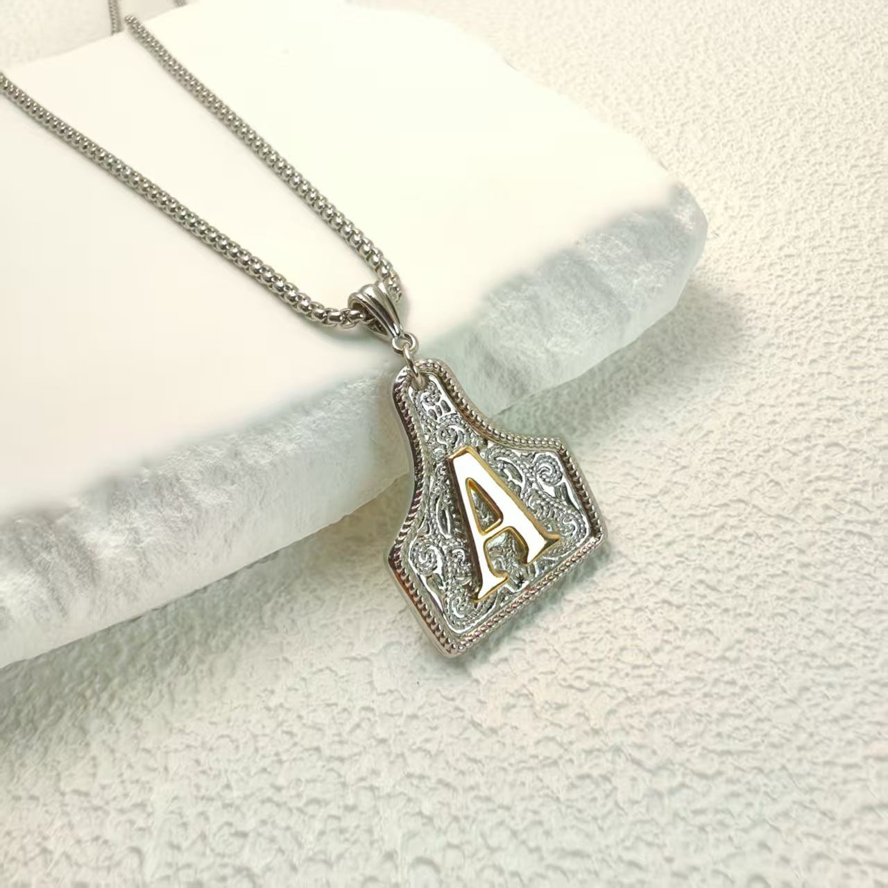 Cross-border new fashion light luxury 26 initials Western denim necklace copper plated real gold color preservation retro high-end jewelry
