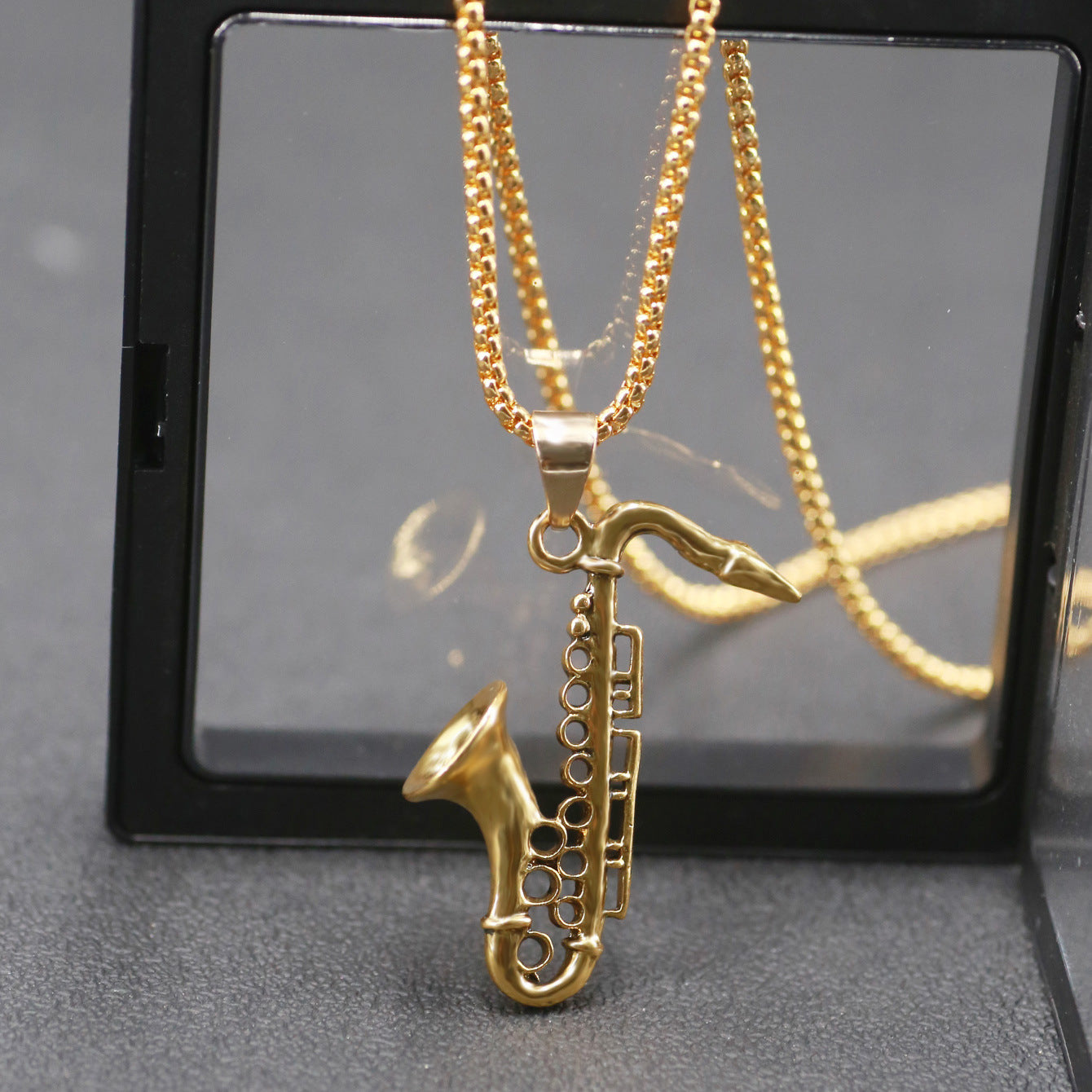 Hip-hop musical instrument saxophone pendant necklace cross-border explosive men's fashion personality necklace sweatshirt chain