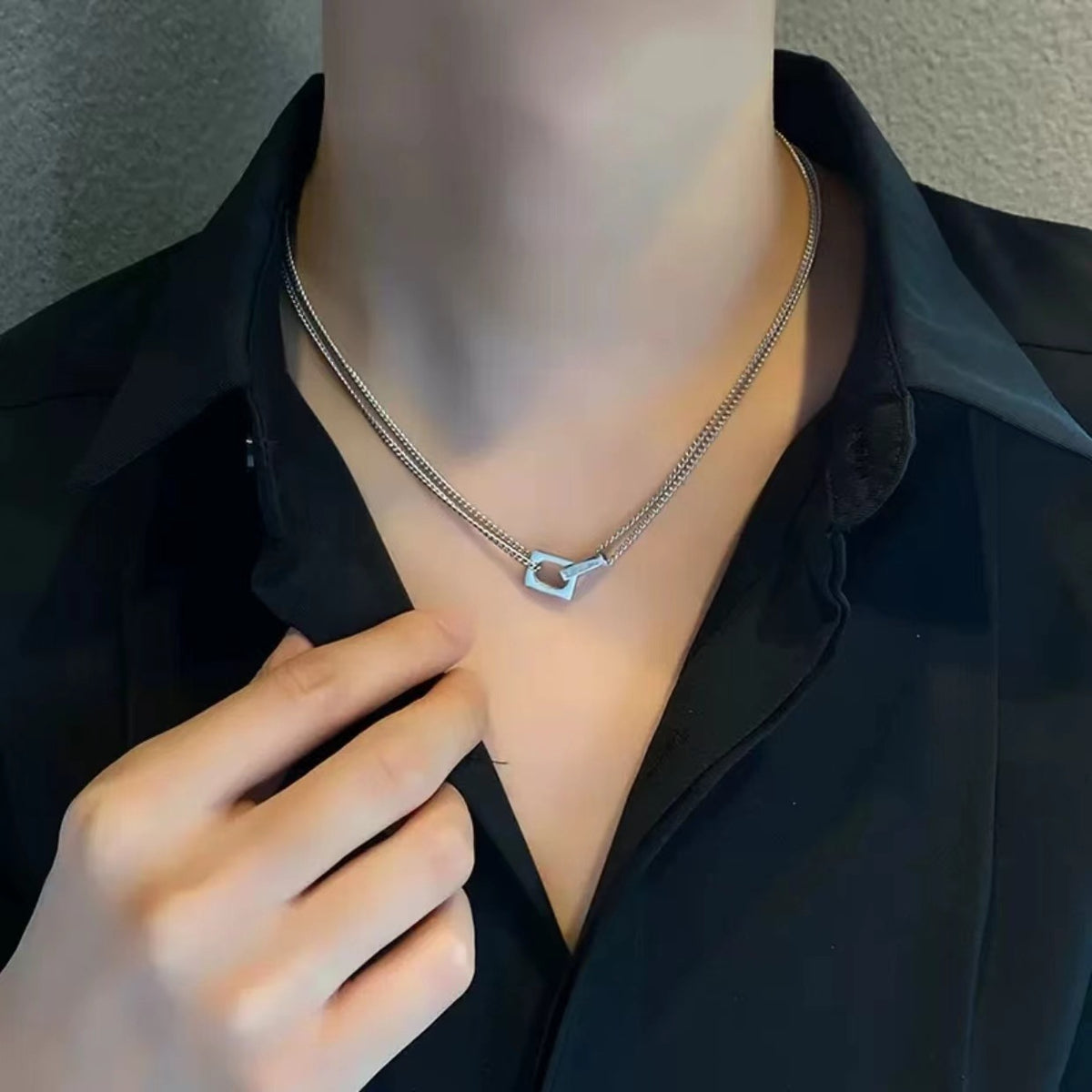 Tan Jianci has the same minimalist square ring interlocking double-layer necklace for men and women, trendy versatility, high-end collarbone chain for men