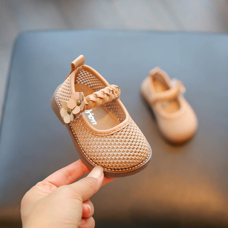 A piece of baby girl mesh hollow breathable toddler shoes 1-3 years old 2 spring summer soft-soled princess shoes for girls