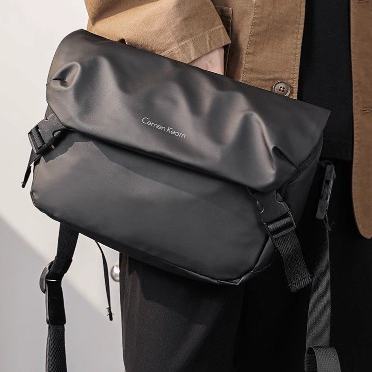 2026 New Versatile Business Trendy Brand Workwear Crossbody Bag Men's Casual One-Shoulder Small Square Bag Women's Japanese Trend Chest Bag