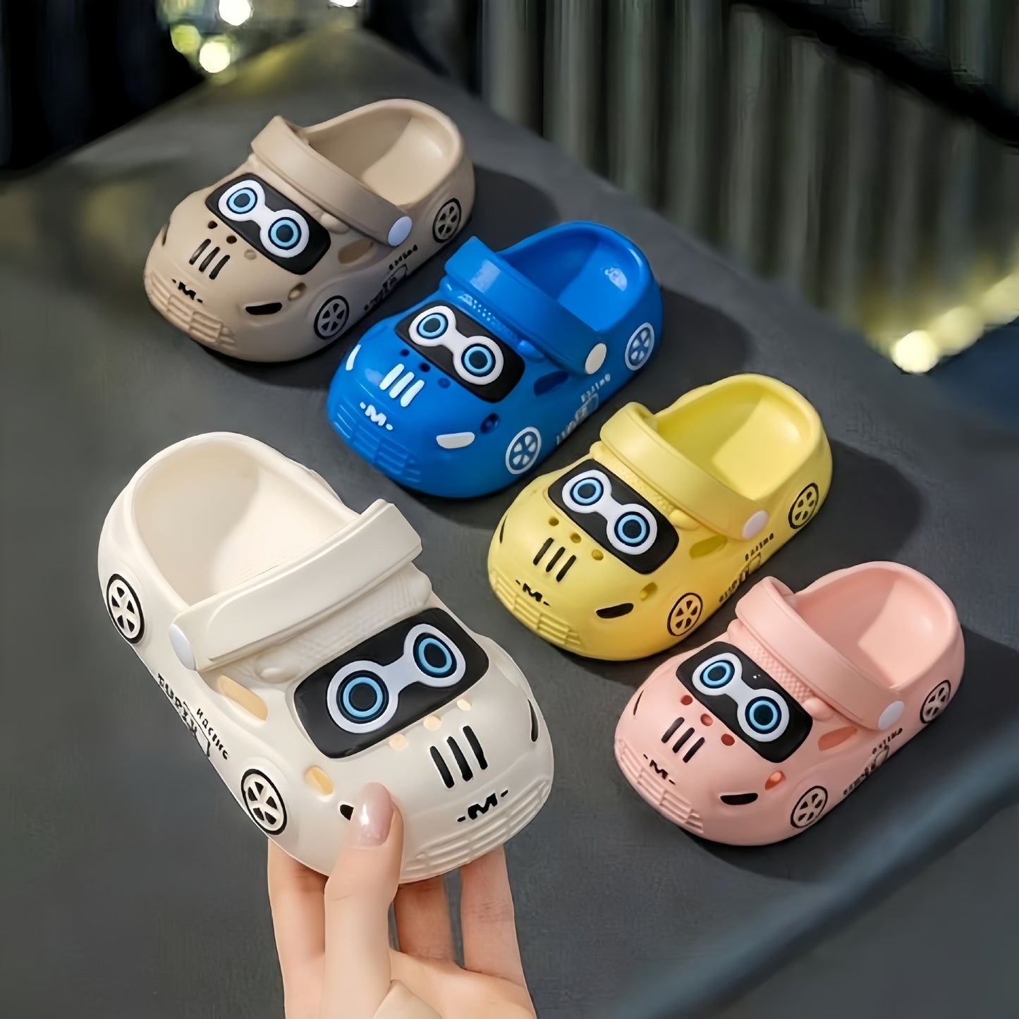 Children's slippers summer cartoon boys and girls non-slip soft soles indoor and outdoor car babies baotou hole cool slippers