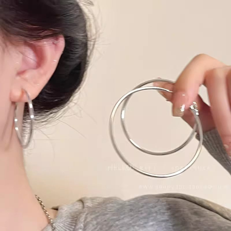 Simple plain circle hoop earrings women's 2024 new hot light luxury niche earrings with a sense of luxury and unique temperament
