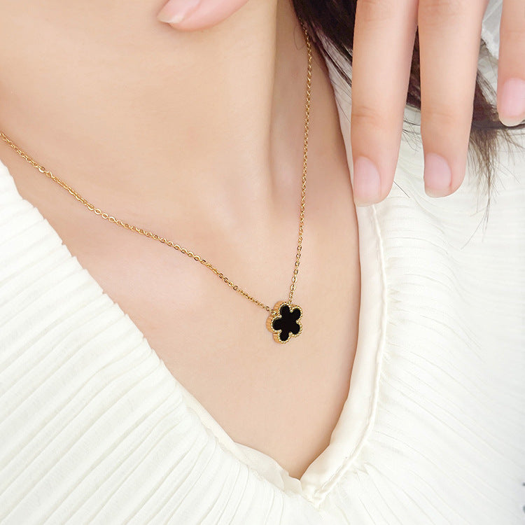 The new forest clover flower titanium steel necklace female clavicle chain is fashionable and versatile, and the jewelry pendant is fashionable
