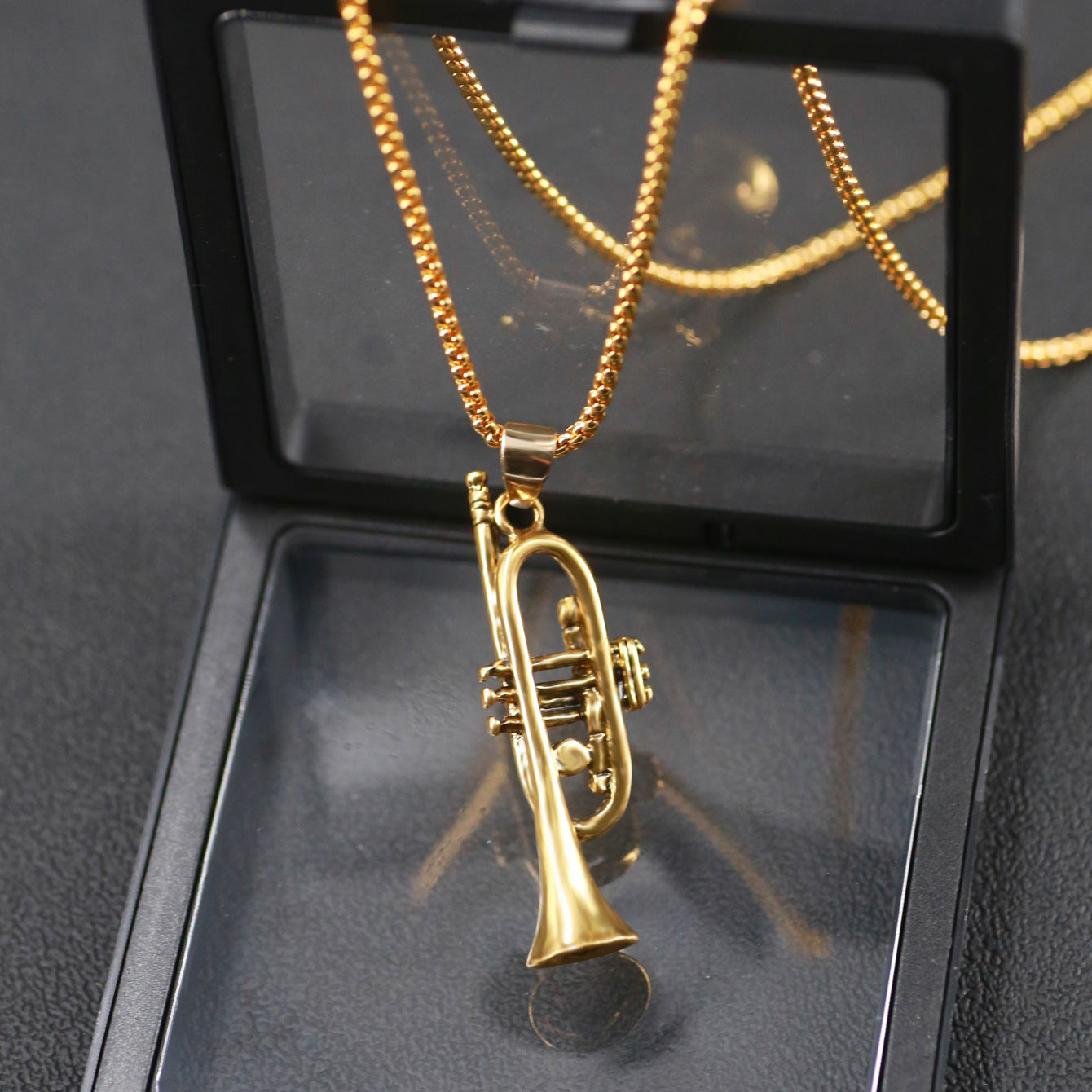 Hip-hop musical instrument saxophone pendant necklace cross-border explosive men's fashion personality necklace sweatshirt chain
