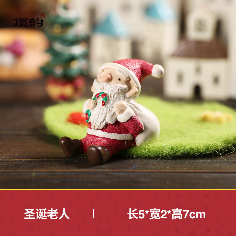 Christmas decorations, scene displays, shops, shopfronts, window ornaments, Christmas trees, tabletop ornaments, props