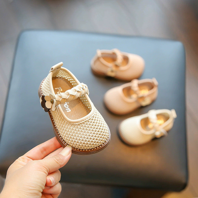 A piece of baby girl mesh hollow breathable toddler shoes 1-3 years old 2 spring summer soft-soled princess shoes for girls