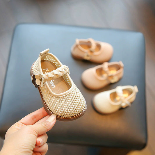 A piece of baby girl mesh hollow breathable toddler shoes 1-3 years old 2 spring summer soft-soled princess shoes for girls