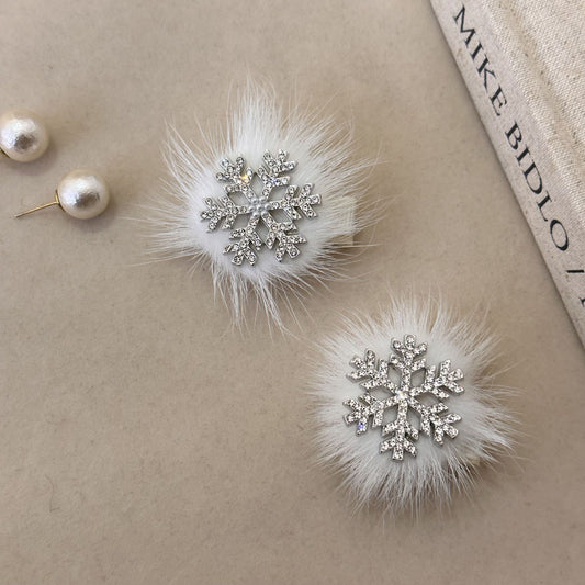 Super fairy plush snowflake hairpin, women's forehead broken hair, bangs clip, Christmas dress temperament, hairpin headwear