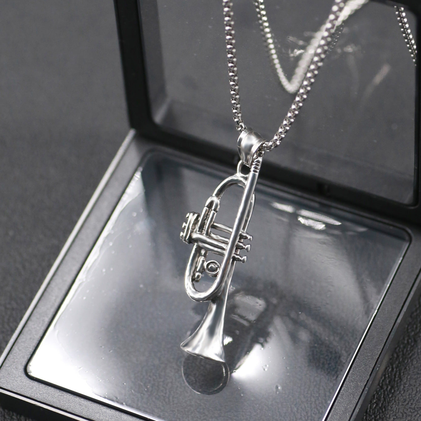 Hip-hop musical instrument saxophone pendant necklace cross-border explosive men's fashion personality necklace sweatshirt chain