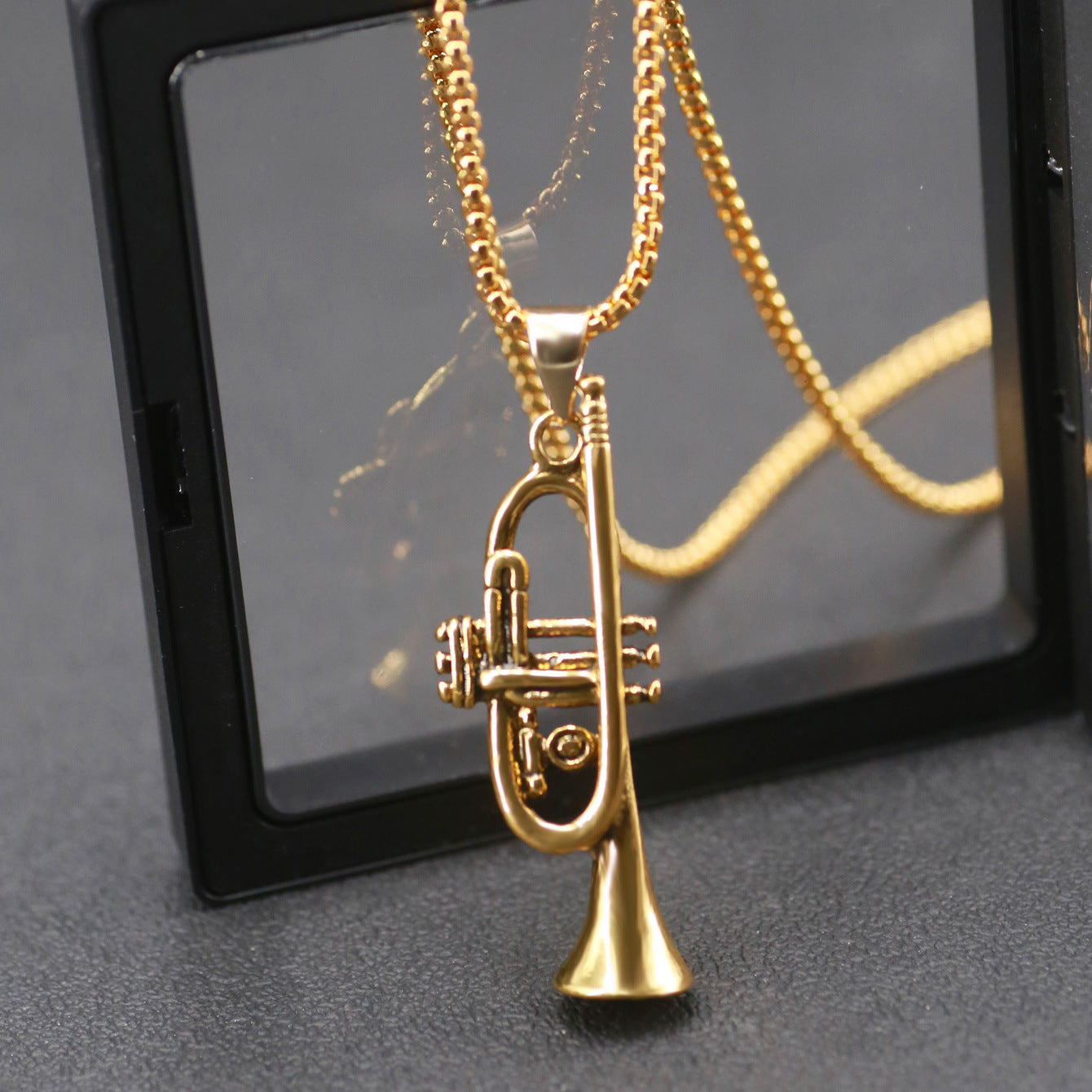 Hip-hop musical instrument saxophone pendant necklace cross-border explosive men's fashion personality necklace sweatshirt chain
