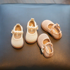 A piece of baby girl mesh hollow breathable toddler shoes 1-3 years old 2 spring summer soft-soled princess shoes for girls