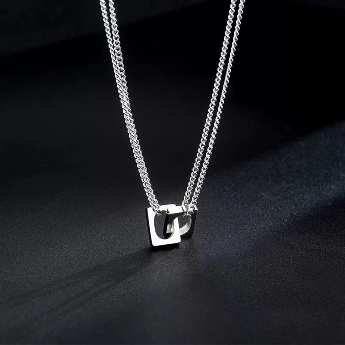 Tan Jianci has the same minimalist square ring interlocking double-layer necklace for men and women, trendy versatility, high-end collarbone chain for men