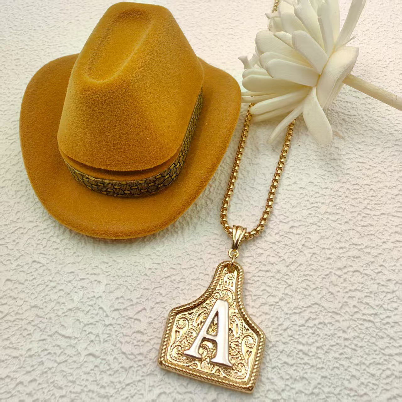 Cross-border new fashion light luxury 26 initials Western denim necklace copper plated real gold color preservation retro high-end jewelry
