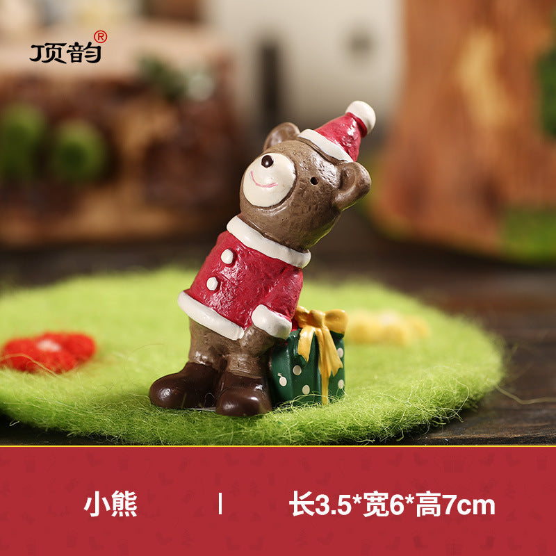 Christmas decorations, scene displays, shops, shopfronts, window ornaments, Christmas trees, tabletop ornaments, props