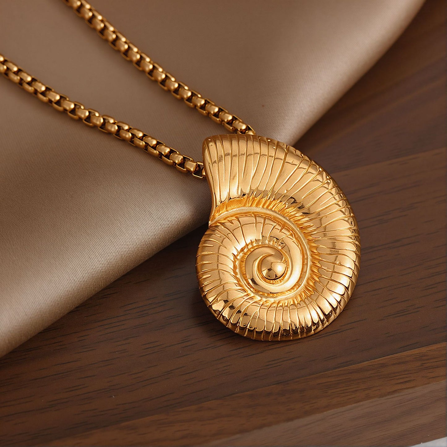 European and American ins light luxury style personality carabiner necklace 18k gold-plated stainless steel box chain necklace female and male hypoallergenic
